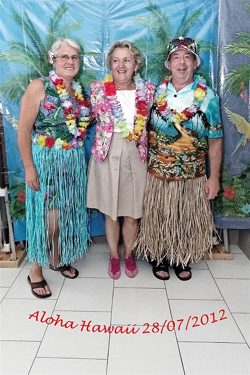 HawaiiParty (18).jpg - Met de aanwezigen op de foto